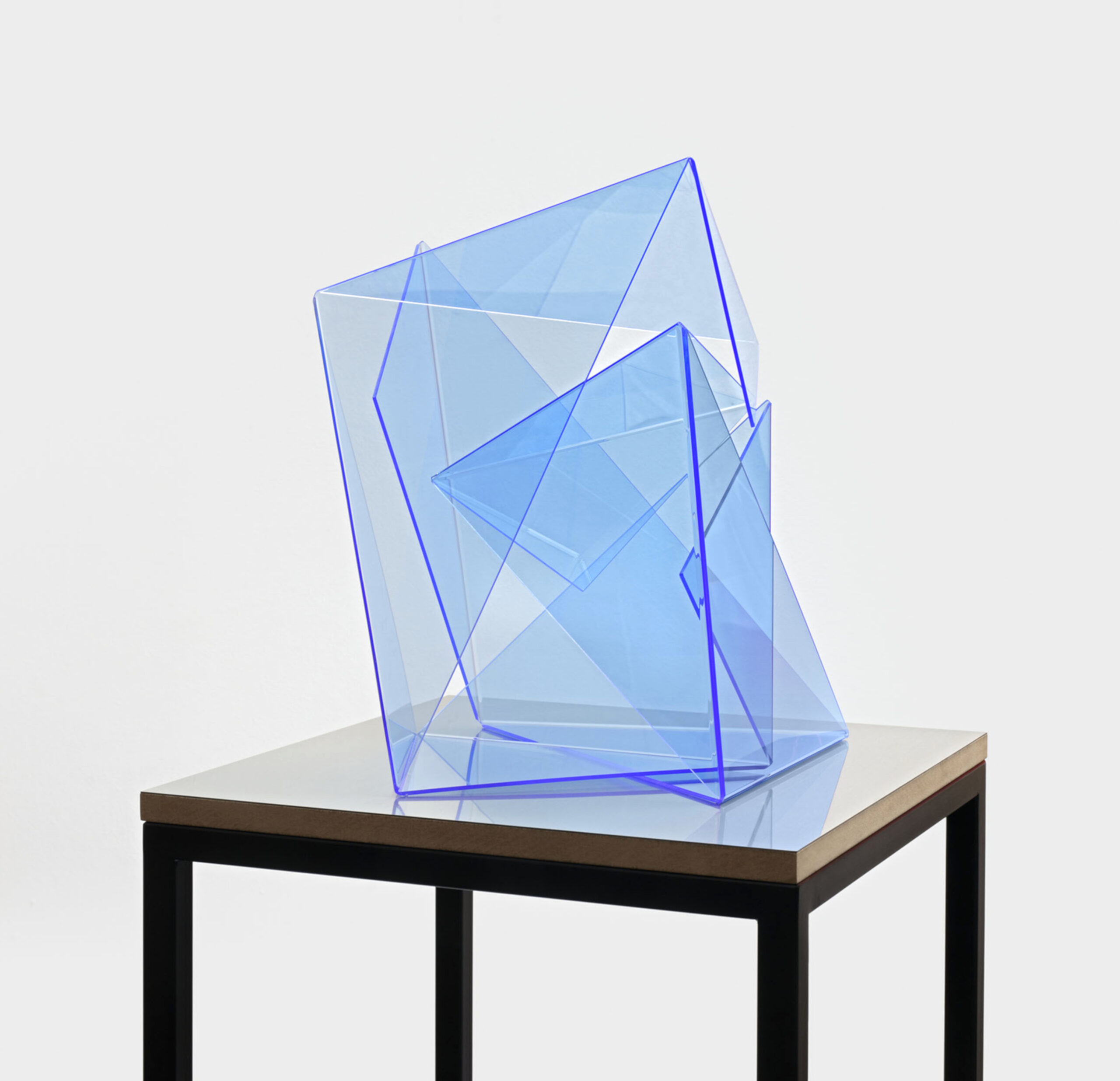 Kunst Reinickendorf - Antje Blumenstein, two folded pieces 10, 2023, Stahl, Kunststoff, fluoreszierendes Acrylglas, ca. 150 x 45 x 45 cm © Antje Blumenstein, VG Bild-Kunst, Bonn