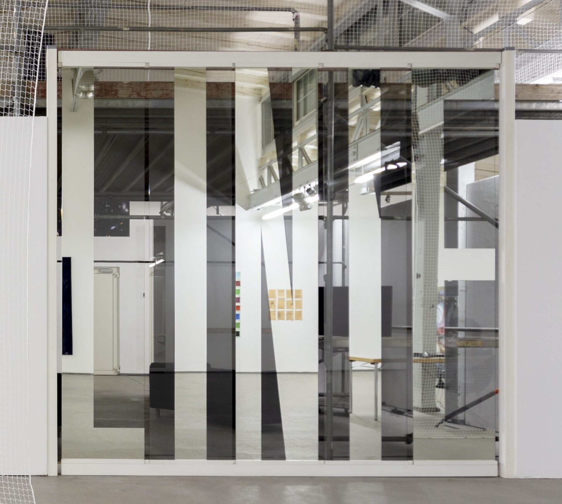 Kunst Reinickendorf - Alex Lebus, A Line, 2015, Spiegel, Holz, Lack, 332 x 345 cm © Alex Lebus, VG Bild-Kunst, Bonn 2026